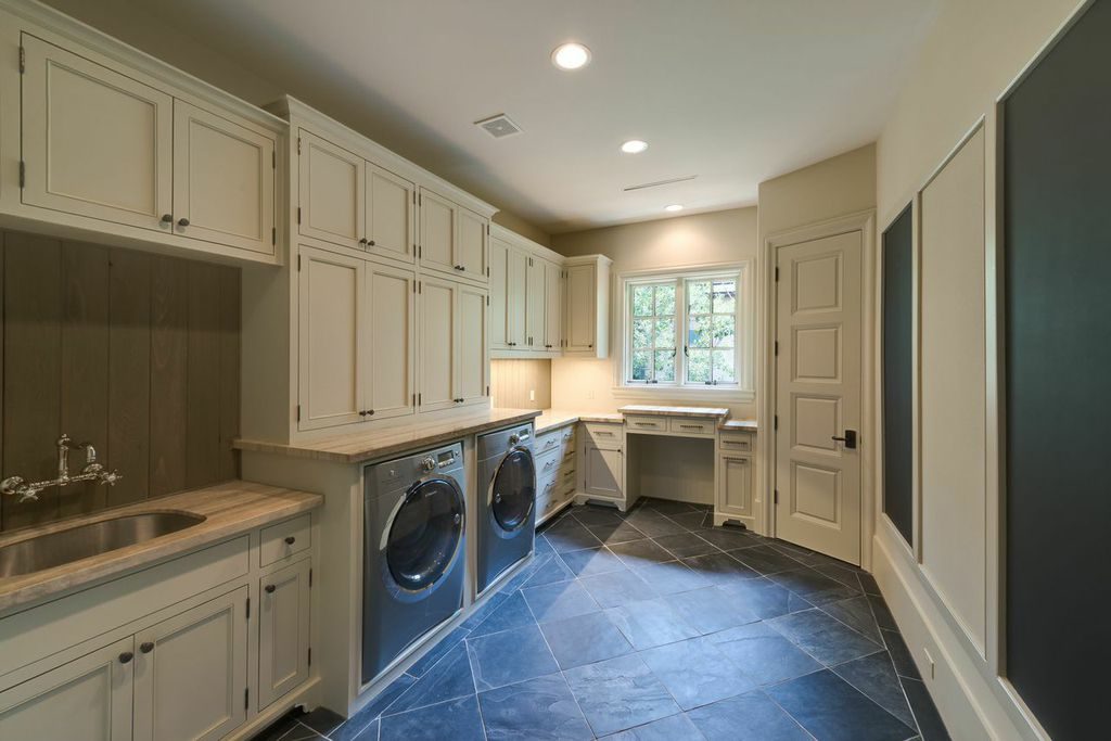 del-Monte-River-Oaks, spacious laundry room with window