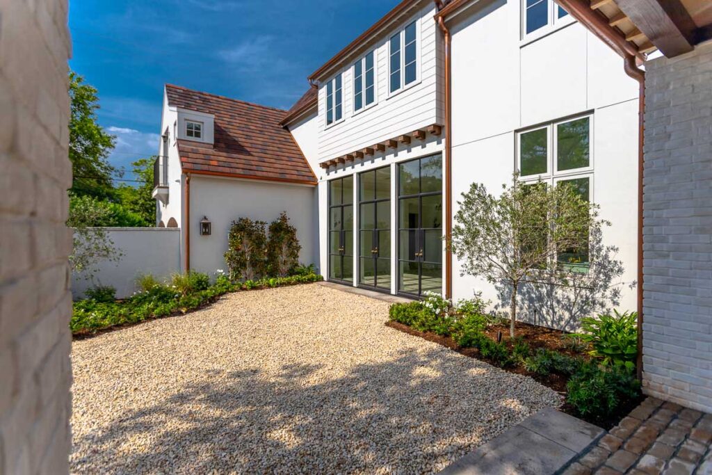 river-oaks-custom-home-yard