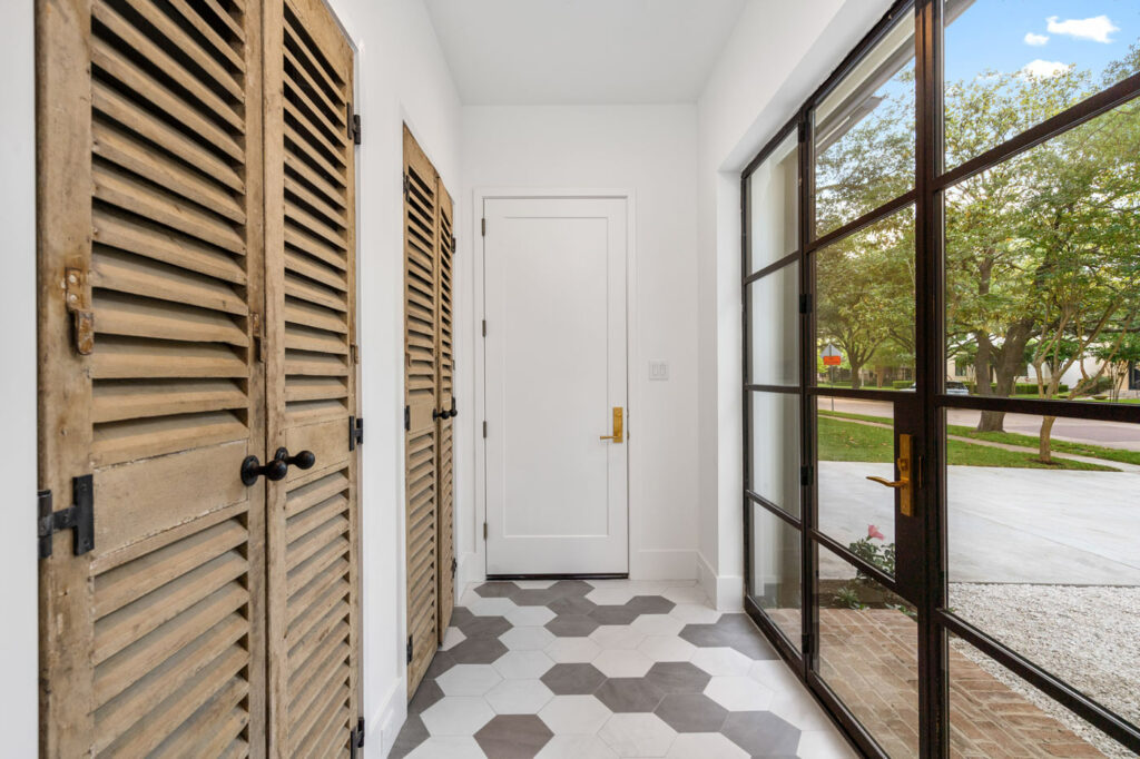 Mud Room with Shutter Doors, Mirador